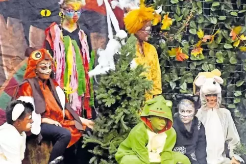 Nicht nur der Prinz, auch andere „Opfer“ werden zu Tieren verwandelt. Die Darsteller und Musiker erhielten viel Applaus.