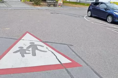 Das rote Dreieck auf dem Asphalt soll vor der Fußgönheimer Schillerschule dazu animieren, langsam zu fahren.