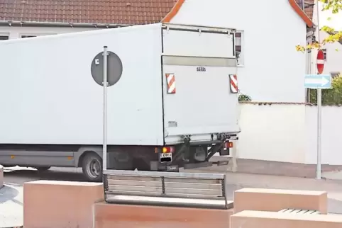 In einer Stunde fahren ganze sechs Fahrzeuge, darunter dieser Lastwagen, verbotswidrig entgegen der Einbahnstraße in die Talstra