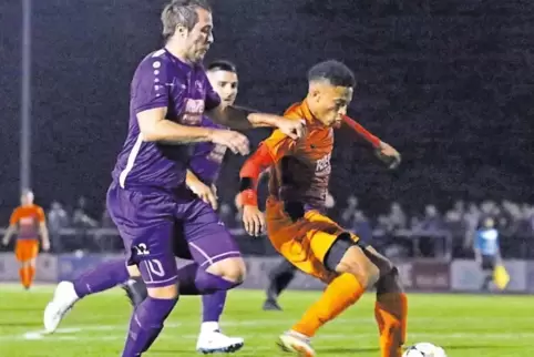 Der Speyerer Nathaniel Esslinger (in Orange) im Angriff, Dominik Steinel kann nicht entscheidend stören.
