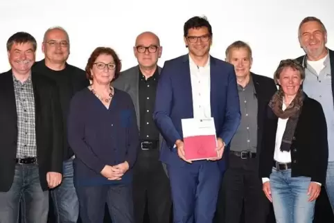 Kulturstaatssekretär Salvatore Barbaro zeichnete heute Abend in Neustadt die besten Kinos des Jahres aus – der Hauptpreis ging z