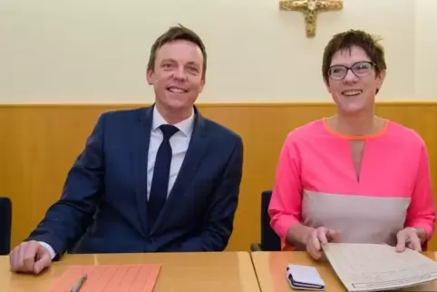 Vollziehen am Freitagabend in Neunkirchen den Generationswechsel an der Spitze der Saar-CDU: Annegret Kramp-Karrenbauer (rechts)