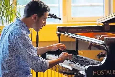 In Syrien hat die Terrororganisation Islamischer Staat Ahmads Klavier vor seinen Augen verbrannt. Den Kindern dort wollte er mit