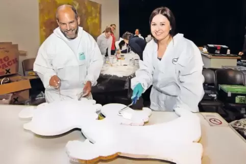 Farben-Experten von der BASF: David Drinnenberg und Sarah Sturm weißeln Engelfiguren.