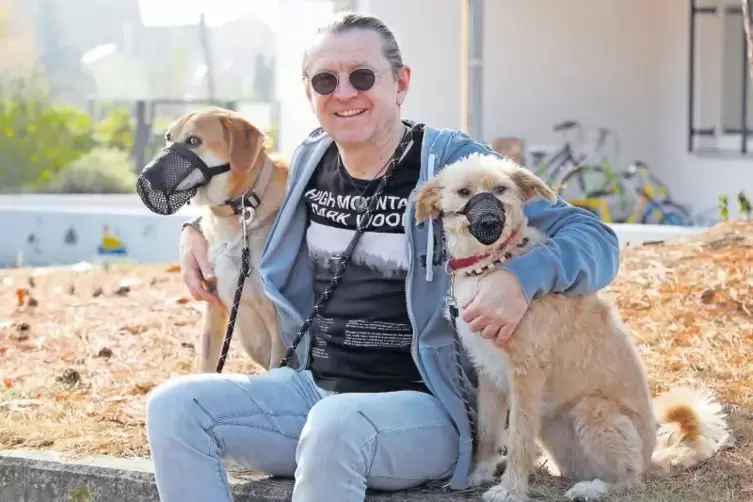 Hat Angst um seine Hunde: Peter Waltenberger mit seinen Vierbeinern Golfo (links) und Elza.