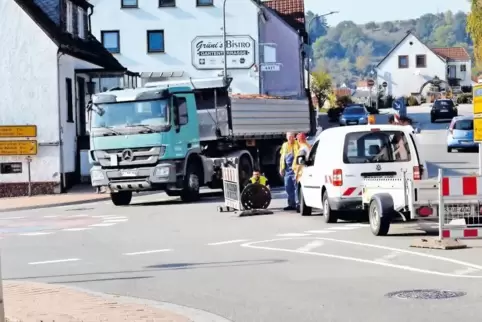 Die Einfahrt von der Biebermühler Straße in den Kreisel war vorgestern wegen Arbeiten am Kanal kurz halbseitig gesperrt. Schon d