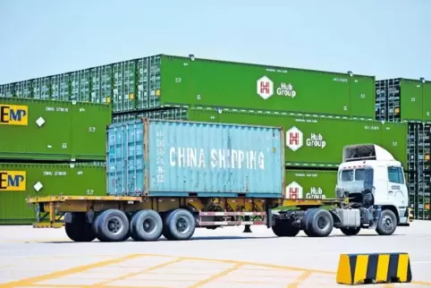 Auch deutsche Exporteure müssen sich auf schlechtere Zeiten in China einstellen. Unser Bild entstand im Containerhafen von Qingd