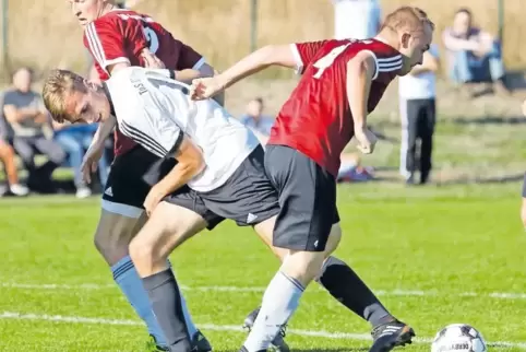 Steinbachs Nicholas Orthen (weißes Trikot) und Martin Klag von der SG Kibo/Orbis mussten sich am vergangenen Wochenende – ebenso