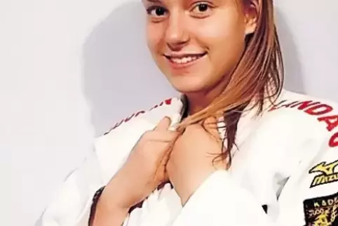 Lilli Heil mit ihrem ersten schwarzen Gürtel.