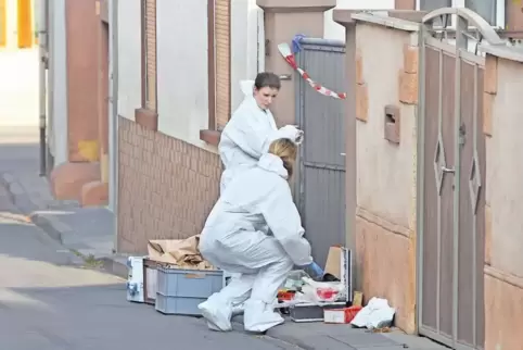 Spurensicherung im Bereich des Tatorts in der Weinstraße-Nord in Kirchheim.