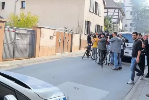 Medien aus ganz Deutschland waren gestern am Tatort in der Weinstraße-Nord in Kirchheim.