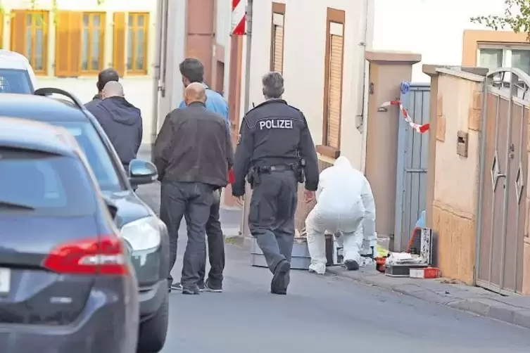 Polizei und Spurensicherung in der Weinstraße.