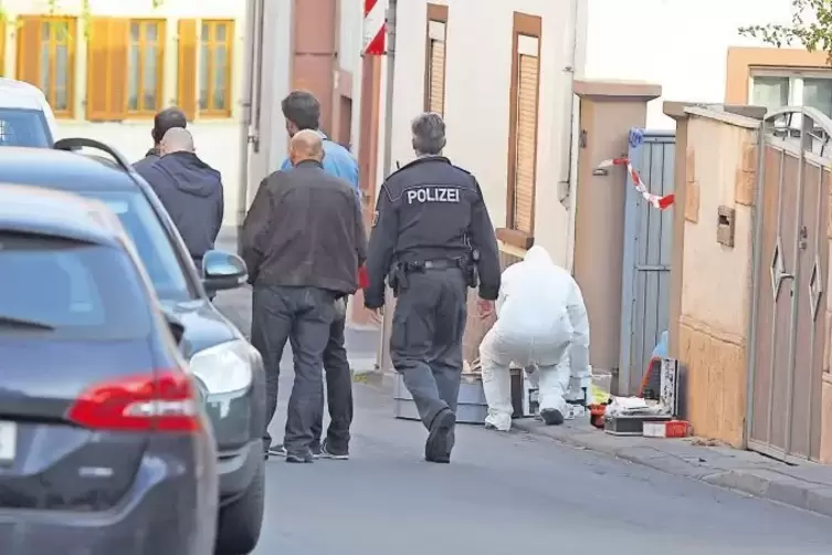 Polizei und Spurensicherung in der Weinstra&szlig;e.