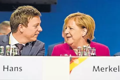 Der neue CDU-Landesvorsitzende und die Bundesvorsitzende, Kanzlerin Merkel.