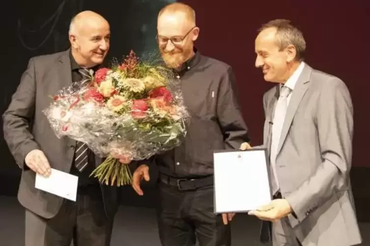 Intendant Urs Häberli (links und Kultusminister Konrad Wolf (rechts) überreichen Ewald Palmetshofer den Else-Lasker-Schüler-Dram
