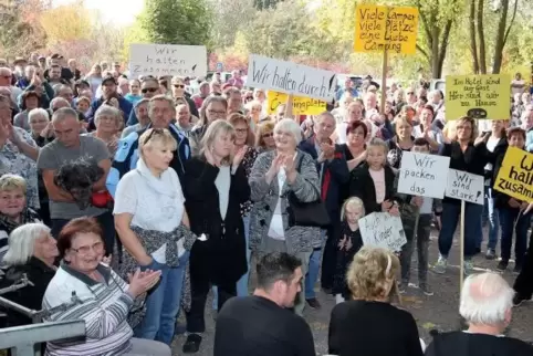  Applaus und Transparente: Die Mieter der Campingplätze in Waldsee kämpfen dafür, dass die Grundstückseigentümer weiter an die R