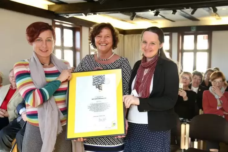 Juli Zeh (links) hat den Ernst-Johann-Literaturpreis von Bürgermeisterin Ilona Volk (Mitte) verliehen bekommen. Die Laudatio hie