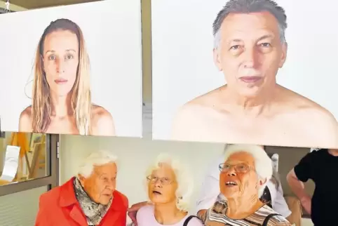 Ganz ungezwungene Begegnung mit der Kunst: Besucherinnen betrachten im Foyer des „Kulturvierecks“ Portraits des Haßlocher Fotogr