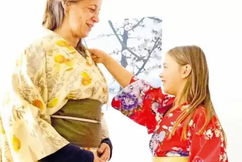Gemeinsam auf dem Kinderfest: Dana und ihre Mutter Sabine Franchi in japanischen Festtagsgewändern, so genannten Yukata.