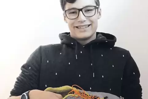 Luis Geissler zeigt stolz seine Schuh’.