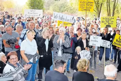 Applaus und Transparente: Die Mieter der Campingplätze in Waldsee kämpfen dafür, dass die Grundstückseigentümer weiter an die Rh