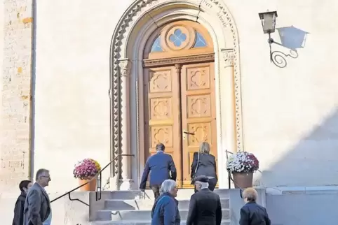 Zum Festgottesdienst betreten die Gäste die Dannstadter Kirche am Sonntag durch die neuen Portale.