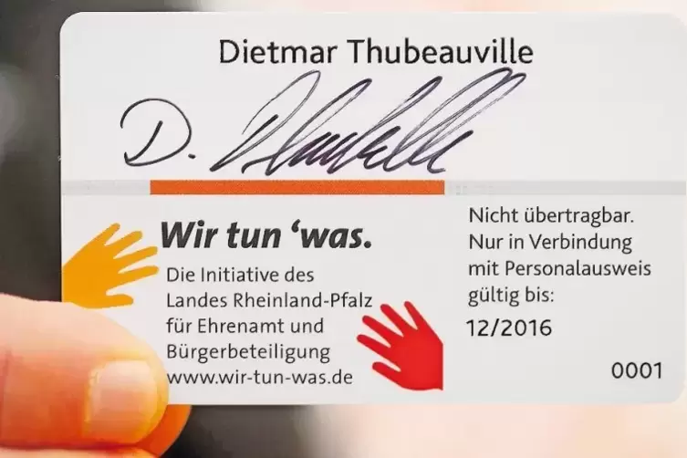 2014 ausgegeben: die erste Ehrenamtskarte im Bundesland.