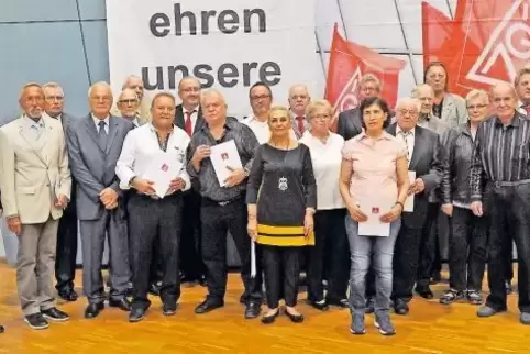 „Nur gemeinsam sind wird stark“, sagte der Erste Bevollmächtigte Günter Hoetzl. Im Bild die Geehrten aus Frankenthal und Umgebun