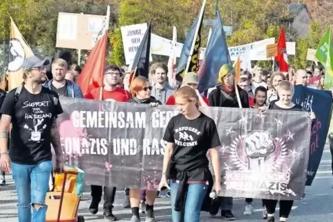 Bunt und laut, mit Musik und Redebeiträgen: Der Demonstrationszug führte vom Kuseler Bahnhof zum Kochschen Markt.