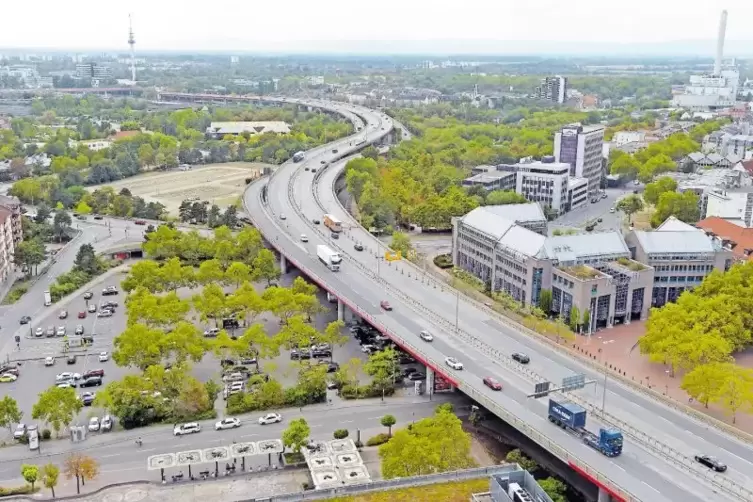 Soll möglichst bis 2029 durch eine ebenerdige, 860 Meter lange Stadtstraße ersetzt sein: die Hochstraße Nord. Hier mit Blick auf