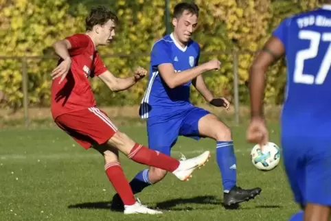 Maximilian Haltenberger (links) traf zweimal für den SC Bobenheim-Roxheim. Hier kommt der Eisenberger Janik Ehleiter zu spät. Fo