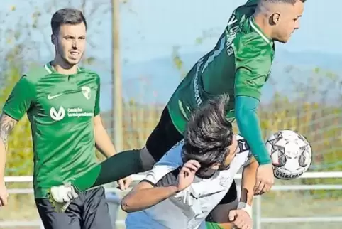 Mutterstadts Ozan Kolcak wird von Yannik Thomas (Rheinzabern) übersprungen.