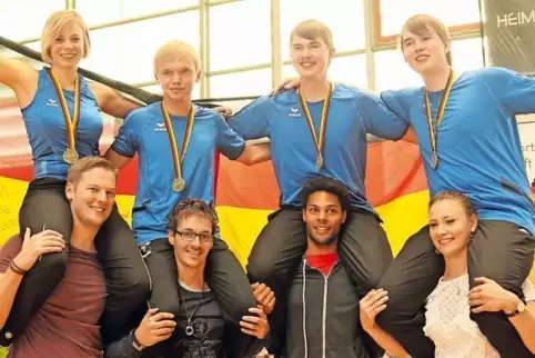 Feiern Bronze auf den Schultern von Freunden: Sabrina Jochem, Silvan schlag, Sascha und David Heck (von links).