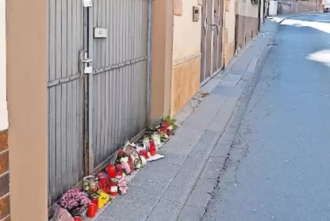 Vor dem Tatort an der B 271 haben Bürger Blumen und Kerzen abgelegt.