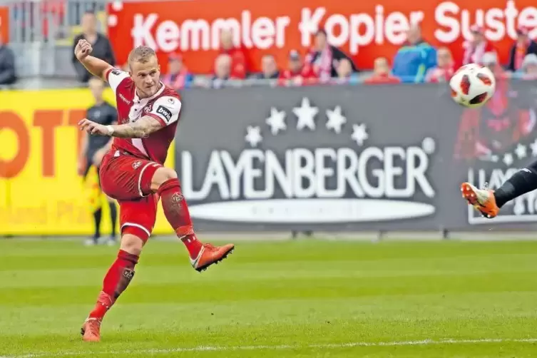 Volltreffer! Christoph Hemlein erzielt das 2:0 für die Roten Teufel gegen den KFC Uerdingen.