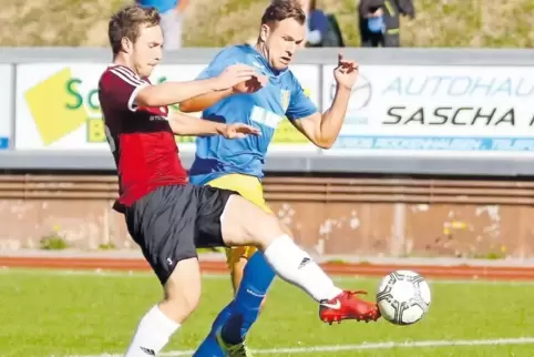 Fabian Schmitt (blaues Trikot), hier gegen Leon Mattern, erzielte gestern das 1:0 – für den FVR-Torjäger war es bereits der 15. 
