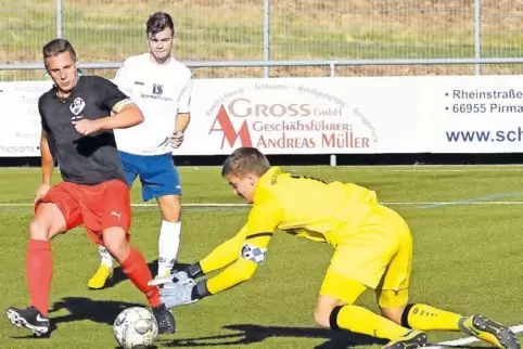 Aufmerksam: Torwart Benedikt Fath, TuS Hohenecken, ist schneller am Ball als Florian Grünfelder, FC Fehrbach. In der Mitte Lukas