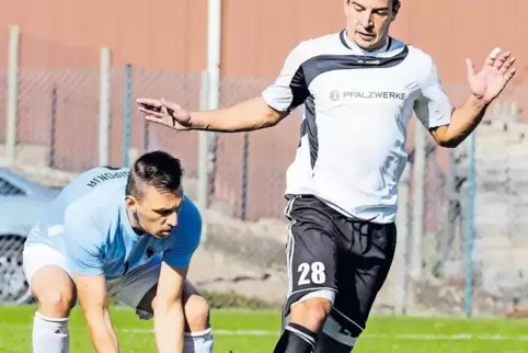 Torwart-Ball: Driton Peja vom FC Shqiponja greift zu. Rechts Philipp Heimler, SG NMH II.