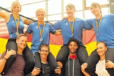 Feiern auf den Schultern von Freunden: Sabrina Jochem, Silvan Schlag sowie Sascha und David Heck (v. li).