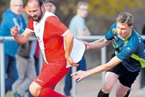 Textilbremse: Jens Vereecke (rechts) vom SV Kottweiler-Schwanden prüft die Qualität des Trikots von Matthias Schnitzer vom VfR H