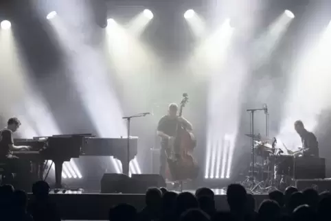 Kühle Klangmagie in ebensolchem Licht: GoGo Penguin im „Großen Haus“ des Kulturzentrums Kammgarn.