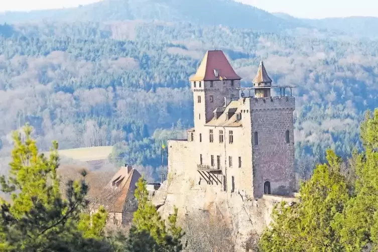 ... doch das Panorama, dass er von seiner Terrasse auf Burg Berwartstein hat, findet er fantastisch – besonders wenn es neblig i