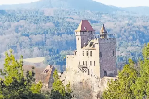 ... doch das Panorama, dass er von seiner Terrasse auf Burg Berwartstein hat, findet er fantastisch – besonders wenn es neblig i