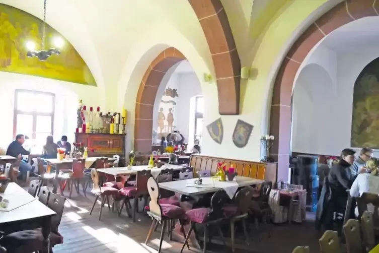 Der Berwartstein wurde in vielen Bauetappen zu der Burg, die wir heute kennen. Der Rittersaal geh&ouml;rt zu den &auml;ltesten R&auml;umen. Heu