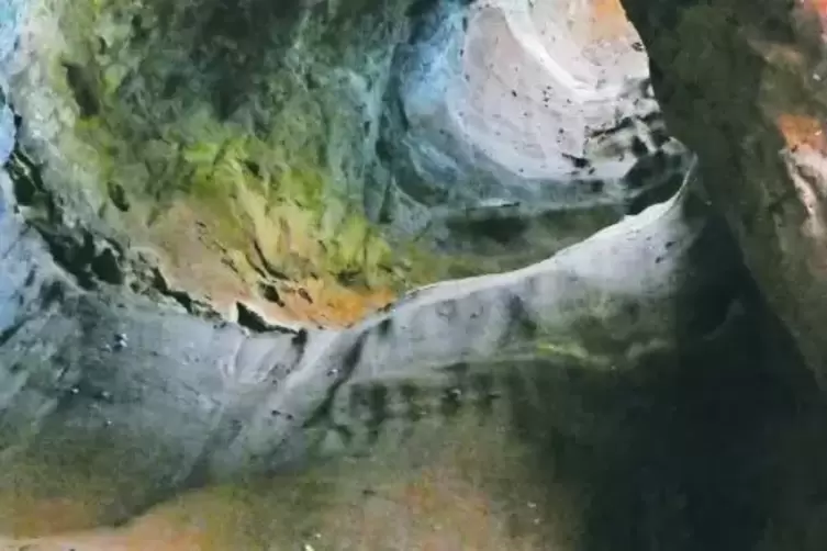 Unbequemer Zugang: Anfangs war der steile Tunnel im Sandstein der einzige Zugang zur Burg.