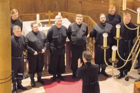 In einheitlich schwarzer Kleidung vor dem Altar: die Don-Kosaken Serge Jaroff.
