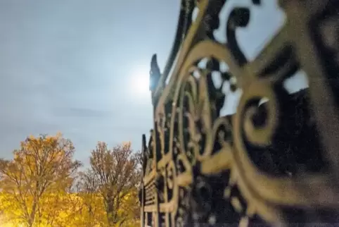 Nur der Mond leuchtet den Kindern den Weg bei ihrer Entdeckungstour auf der Burg.