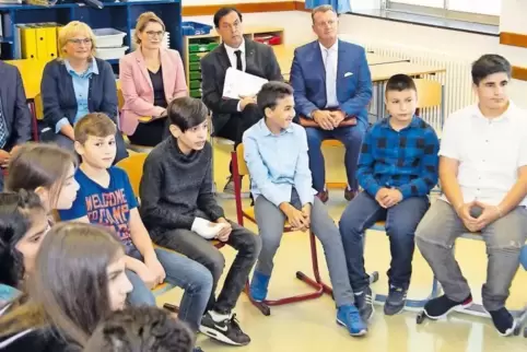 Demokratie lernen: Die Klasse 6 a zeigt Stefanie Hubig (hinten Mitte), wie der Klassenrat funktioniert.