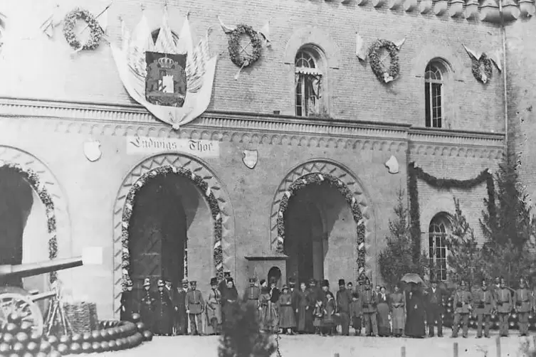 Germersheimer B&uuml;rger und Soldaten erwarteten an der zur Stadt gewandten, geschm&uuml;ckten Innenseite des Ludwigstors am 27. Septembe