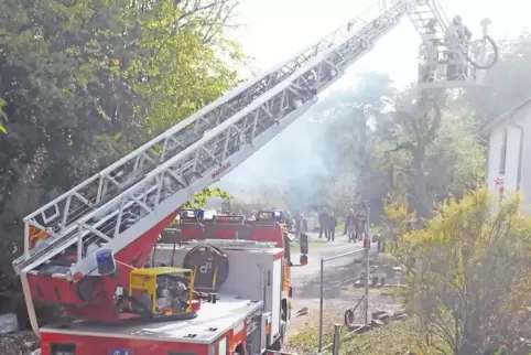 Feuerwehren der Verbandsgemeinde Kandel üben in Vollmersweiler.